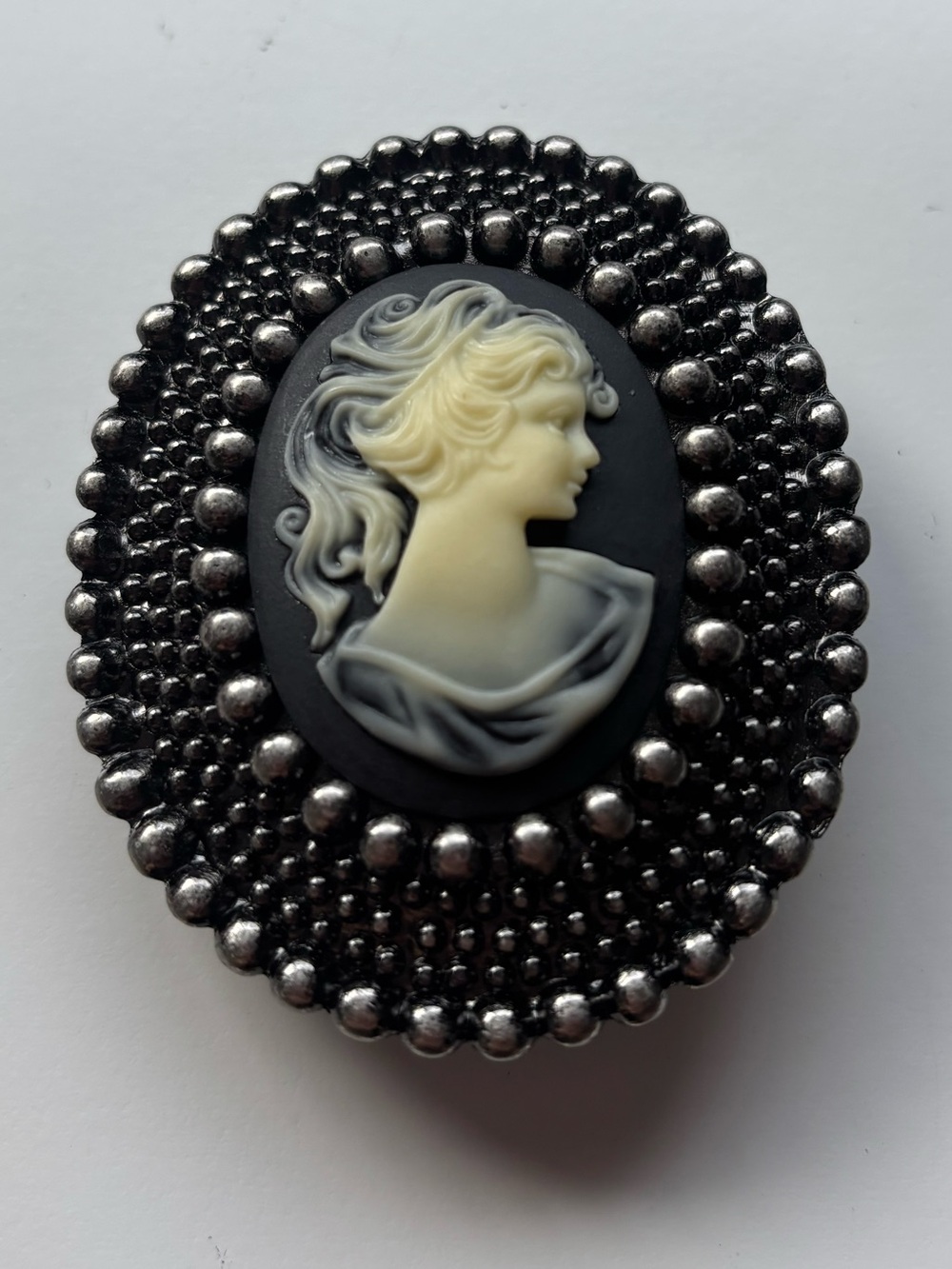Vintage cameo women’s belt buckle with white figure silhouette